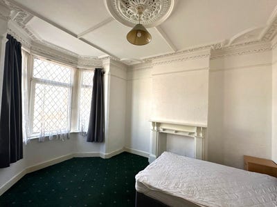 LARGE Double Room - 50% off 1st Months Rent 🏠 Main Photo