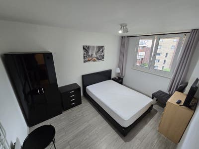 Large Double Room in Canary Wharf Main Photo