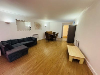 Three bedroom Modern Apartment Close To Aldgate Main Photo