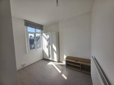 Modern Cozy Ensuite Main Photo