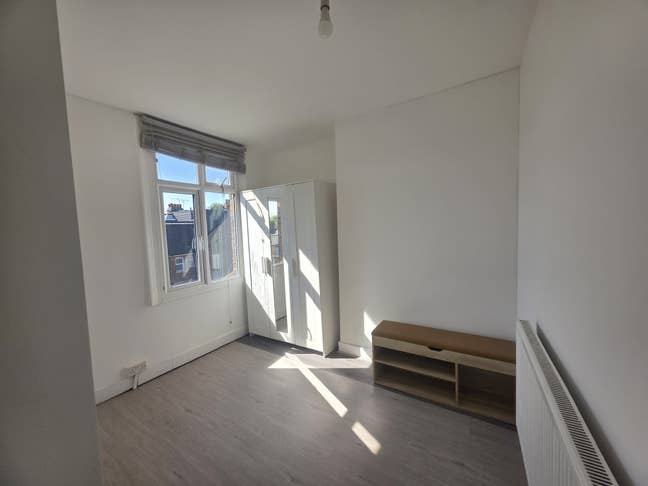 Modern Cozy Ensuite Main Photo