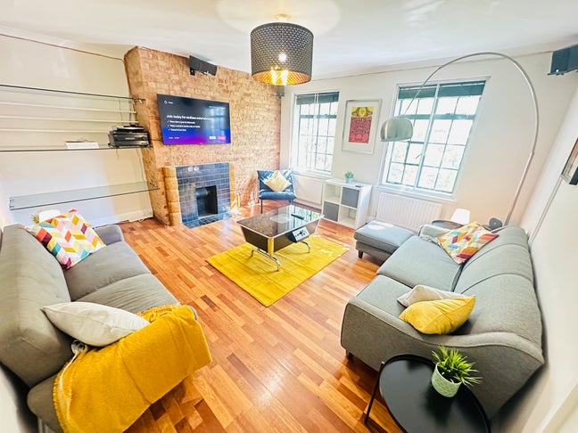 *Large Double with King Bed/Desk, Warehouse Style* Main Photo