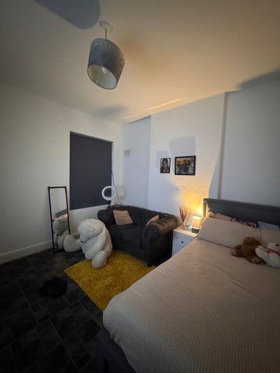 One very large room for rent  Main Photo