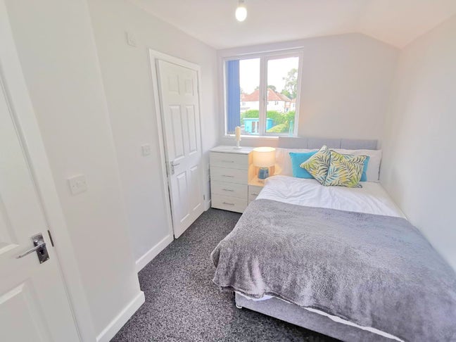 ** Lovely New Modern En Suite -All Bills Included! Main Photo