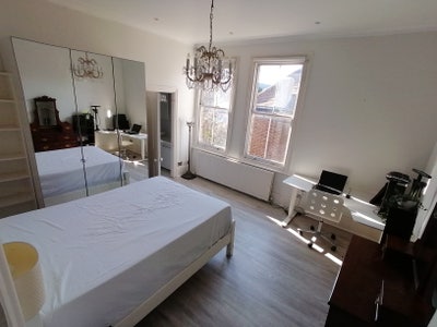 Huge Bedroom W Ensuite & All Bills inc -No Couples Main Photo