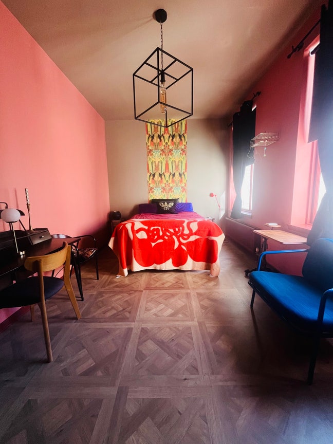 Quiet large stylish flat with parking  Main Photo
