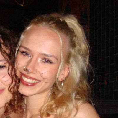 Hii! My name is Julia and I'm desperately loo... Main Photo