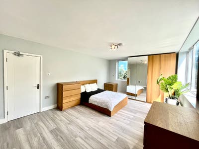 XXL Room near St Johns Wood & Jubilee Line Main Photo