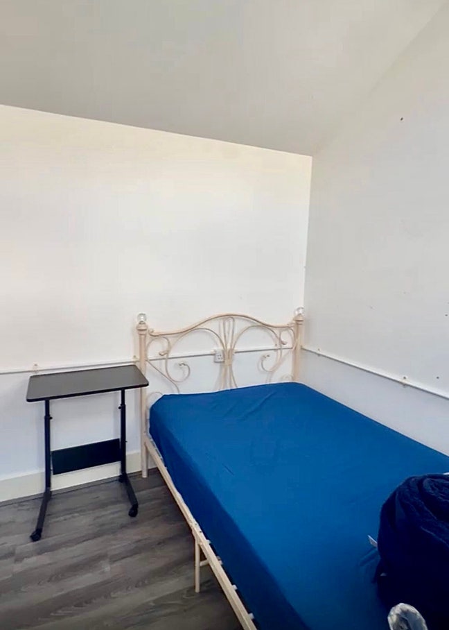 ANNEX / En-suite Close to Hainault Station  Main Photo