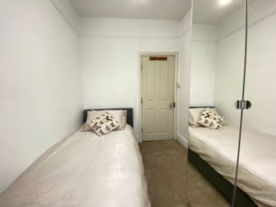 Room Available minutes from Elizabeth Line | W3 Main Photo