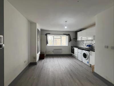 Studio Available now in Harrow on the Hill Main Photo