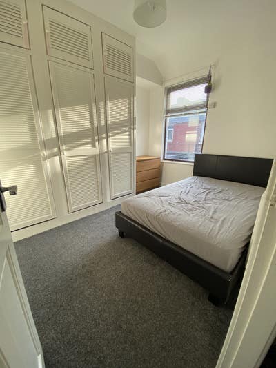 1 room, female preferred, must love cats Main Photo