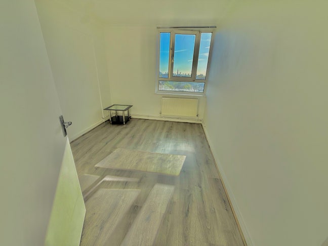 Three double bedroom flat to rent in Hoxton/ Shore Main Photo