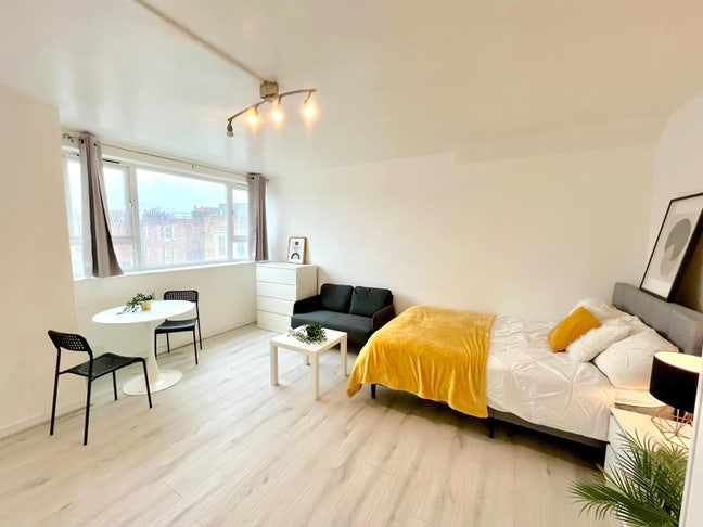 XXL Renovated Room w Balcony Near Liverpool St Main Photo