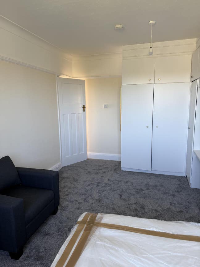 Double room in Hendon ,borders the Sunny Hill park Main Photo