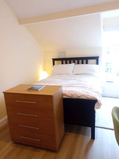 Bright Victorian top floor apartment  Main Photo