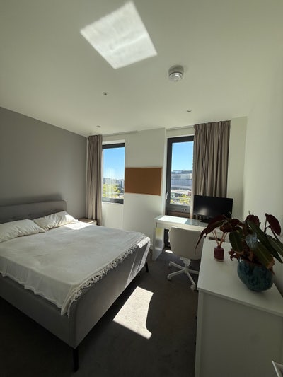 Double Room in 2-Bed 2-Bath Flat  Main Photo