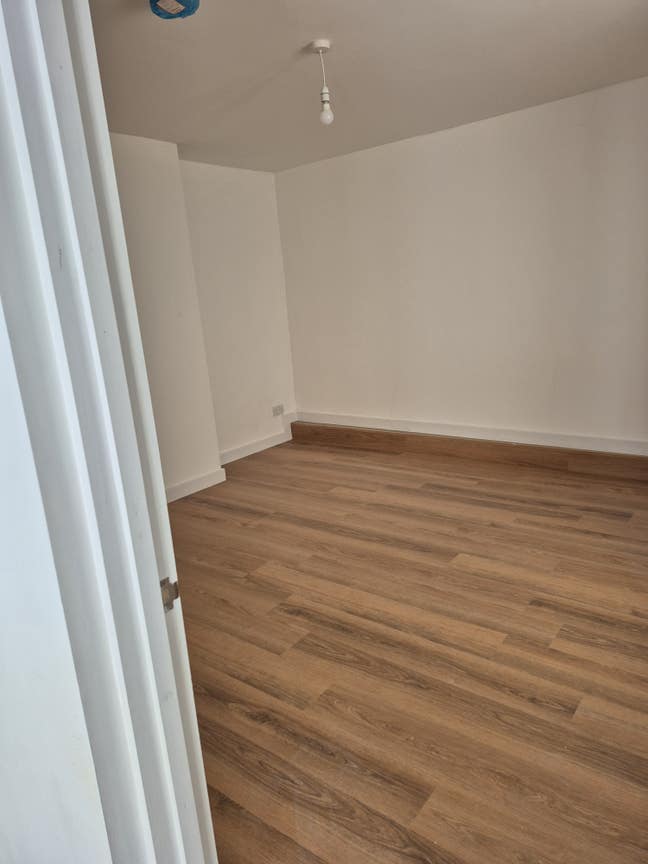 Large studio to Let Main Photo