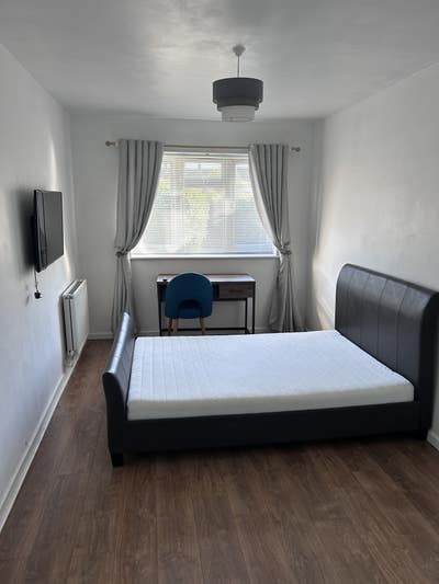 LARGE double room, 4 minutes walk from station Main Photo