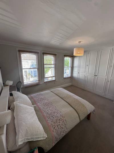 Primary bedroom available in friendly houseshare Main Photo