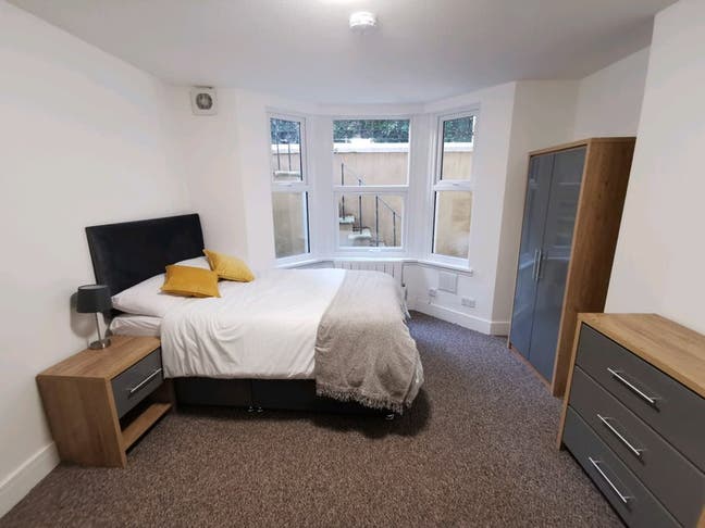 1/2 Price Deposit & Only 2 Weeks Upfront Rent! Main Photo