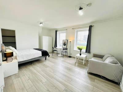 Panoramic XXL Room w/ Iconic Oval Stadium View Main Photo