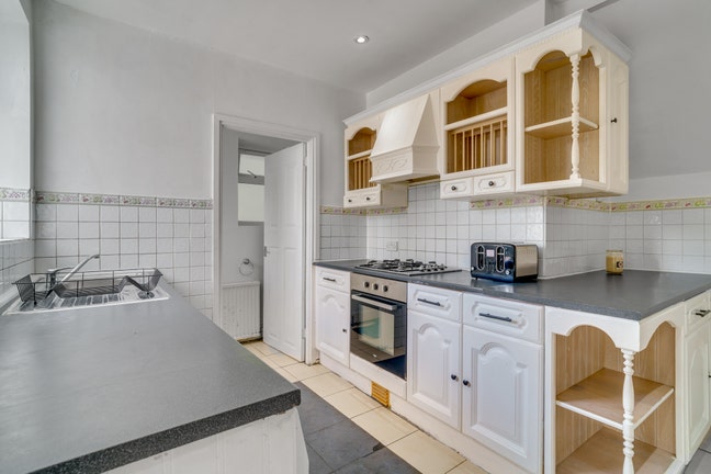 Large Rooms next to Romford | Bills Inc. & Parking Main Photo