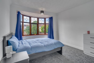 Large Rooms next to Romford | Bills Inc. & Parking Main Photo