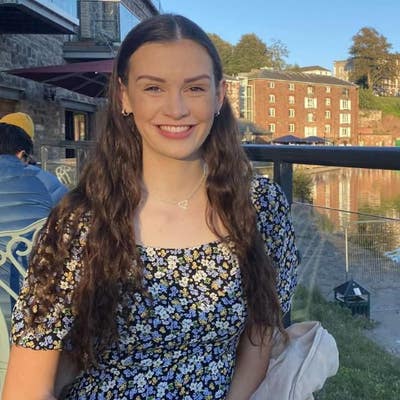Professional Female seeks a single or double room Main Photo