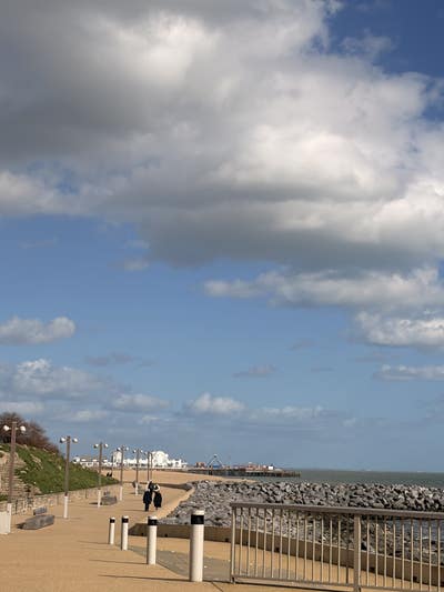 Bright Room by Beach | Central Southsea Main Photo