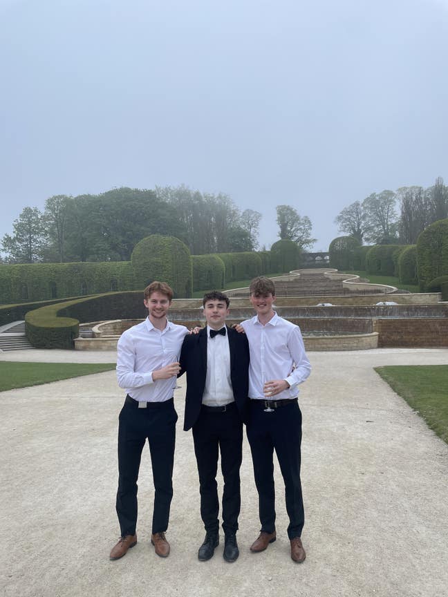 Professional looking for flat/house share  Main Photo