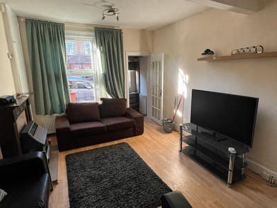 Looking for a housemate  Main Photo