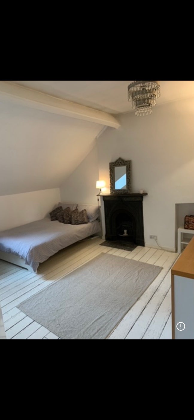 Bright Spacious Double Bedroom Main Photo