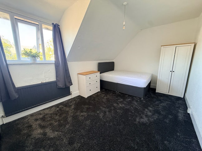Brand new large room - 10 mins to LRI and DMU  Main Photo