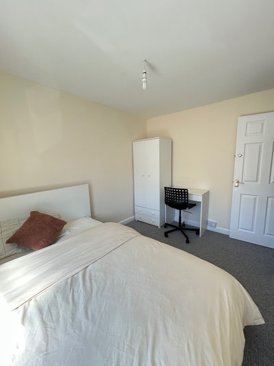 Double rooms 5 Min Walk to USW!! Main Photo