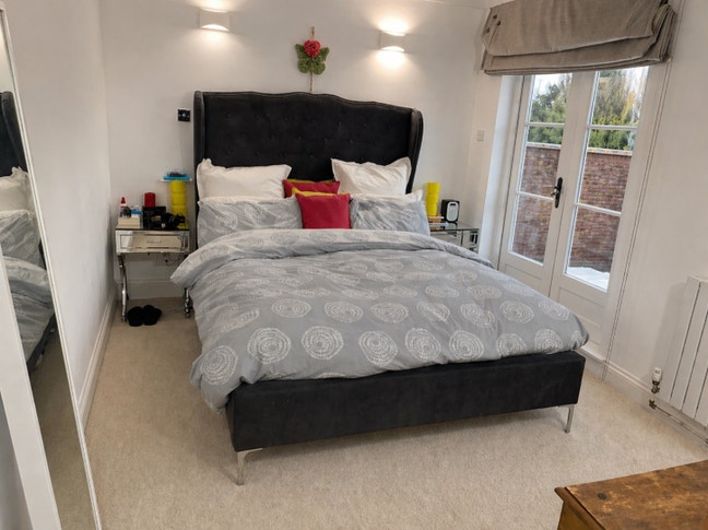 Short Let,  double ensuite bedroom Main Photo