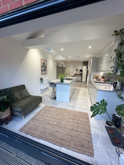 Beautiful Double Room in Friendly Female House Main Photo