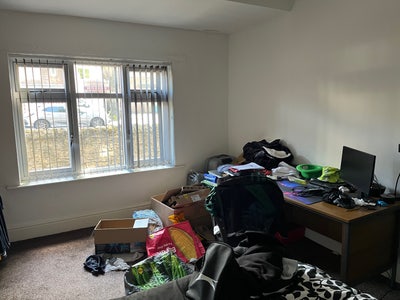 Looking for 2 people in a 5 bed house Main Photo