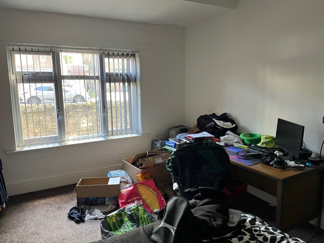 Looking for 2 people in a 5 bed house Main Photo