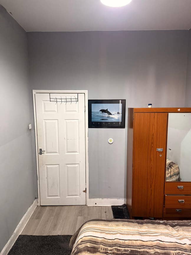 Lovely bright room in a house share bills  Main Photo