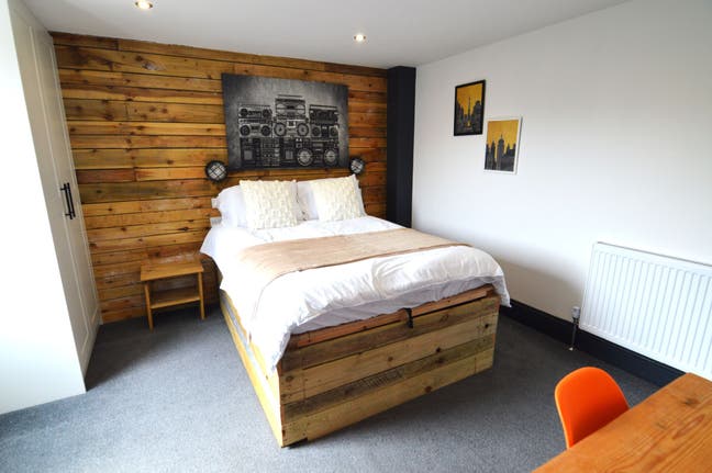 Fully Furnished 6-Bedroom HMO on Eleanor Street  Main Photo