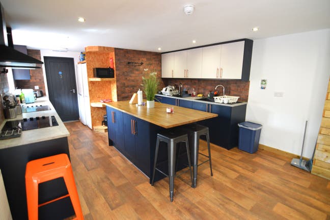 Fully Furnished 6-Bedroom HMO on Eleanor Street  Main Photo
