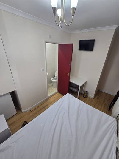 Double Studio  ensuit With Bills  &pound;850 Main Photo