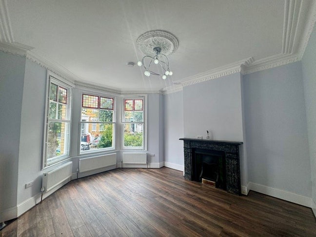 Large room in friendly houseshare - Lower Clapton Main Photo