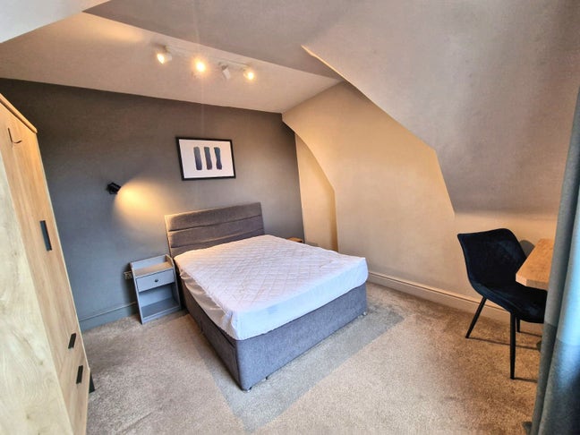 ** LARGE Modern Studio En Suite - No Bills To Pay! Main Photo