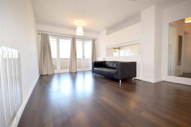 Bright 1 bed with balcony & lift W2 Main Photo