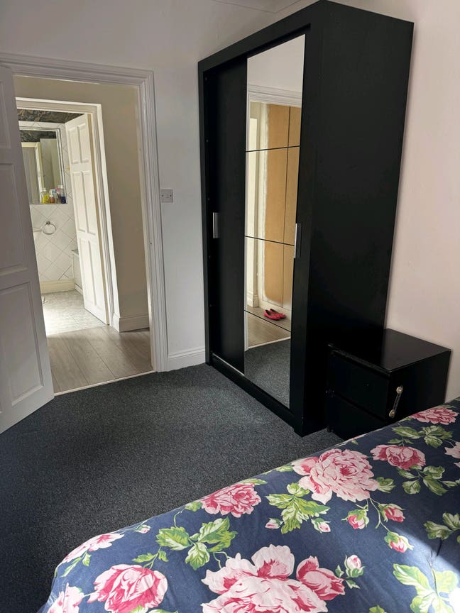 Double room, couple allow or single lady Main Photo