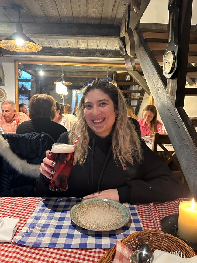 Professional looking for friendly houseshare Main Photo