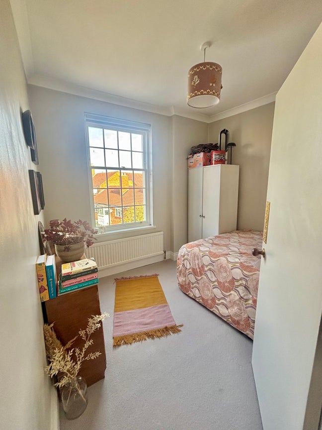 Room in gorgeous flat close to local amenities Main Photo
