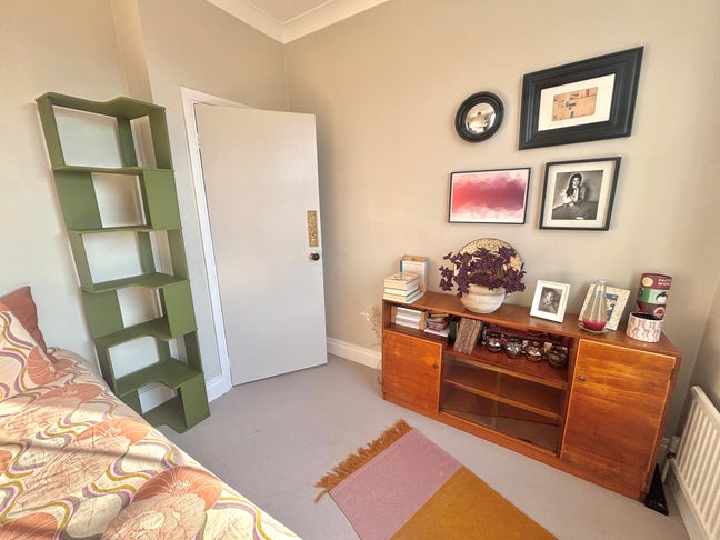 Room in gorgeous flat close to local amenities Main Photo